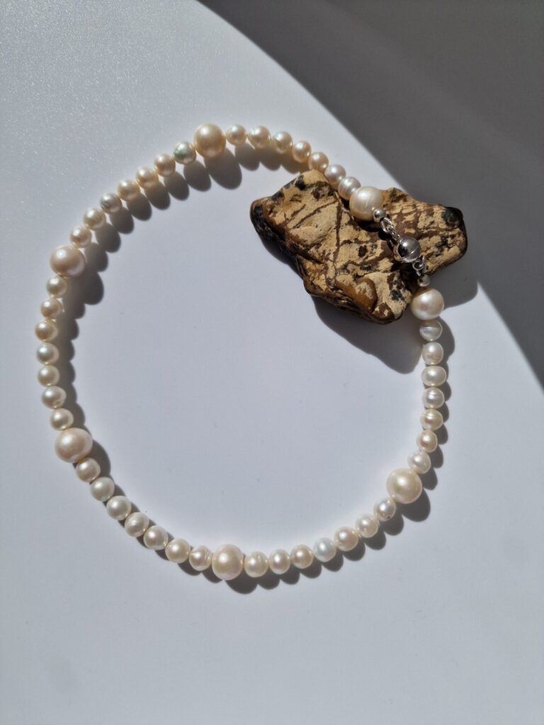 Detaliu perle Akoya de 6 mm și închizătoare rotundă din argint